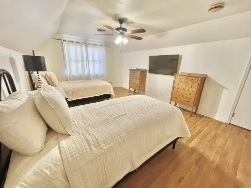 Centrally Located, La Bella , is a well appointed home in a quiet neighborhood - อ่างจากุชชี่