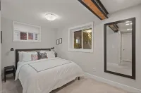 Queen Anne Chateau - Walk Everywhere 1BR Craftsman - Bungalows