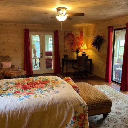 River Soundscapes Retreat! Pet Friendly. Aska Adventure Area! 10 minutes to town