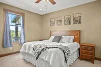Barn! Golf Sim/5-Hole Mini Golf/B-Ball Court/Theater/Jungle Gym/Hot Tub/Firepit - 4-Star