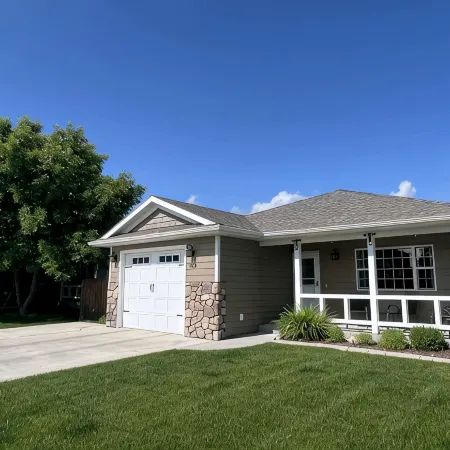 Cozy Cody cul-de-sac home! Sleeps 6.