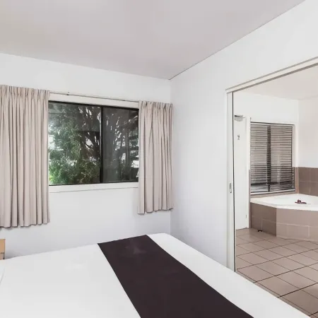 Majestic Oasis Apartments