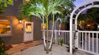 Stunning 1-Bedroom, Remodeled Apartment Overlooking Pool Near the Beach - 4-Star
