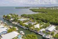 Waterfront & Privacy, Heated Pool  HotTub & waterfall, 60' Dock TikiHut, pets ok - 방갈로