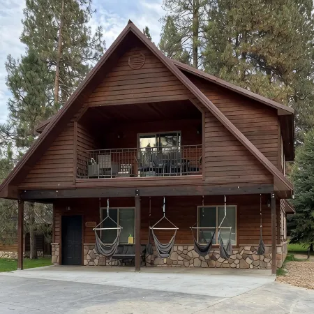 Stunning Cabin with Clubhouse on River! Wooded Retreat with Kayaks! Pickleball!