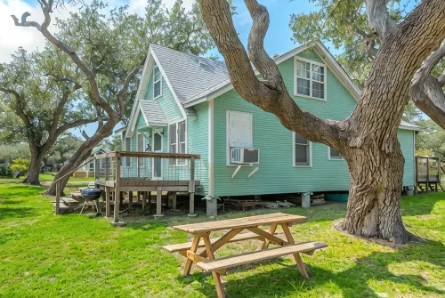 Updated Farm House on 1/2 Acre 1 Block From Aransas Bay - Homestays