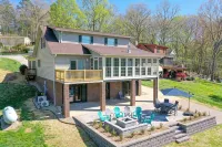 Pristine lake house offering watersports, gameroom favorites, and stunning view - Balkon