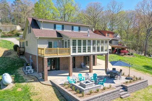 Pristine lake house offering watersports, gameroom favorites, and stunning view - Homestays