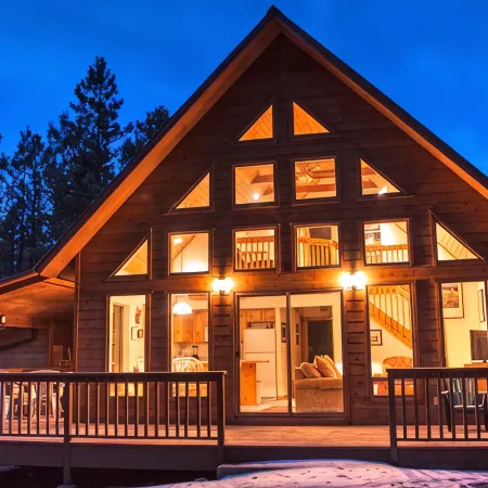 Angel Fire Chalet Nestled in the Pines, convenient to Ski and Golf w/Hot Tub