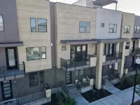 Downtown Modern 3-Bed Townhome with Bright, Upgraded Interiors & Books to read - balcon