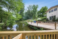 》Breathtaking Lakefront Luxury •Game Room+ Waterfront Fire Pit 4Br Sleeps 10《 - สระว่ายน้ำส่วนตัว
