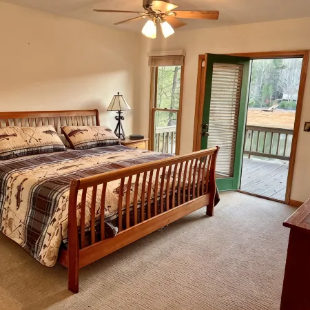 Lake Front Cabin for the PERFECT Holiday Getaway ! Pet Friendly!
