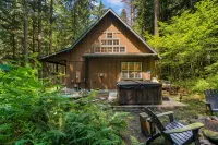 Cozy Cascade Cabin. Relaxing Hot Tub, Secluded, Spacious and Creek Nearby - 4-نجوم
