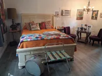 ADORABLE BOHO CABIN JUST RENOVATED & ONLY 2 MILES TO TRADE DAYS - Chalets