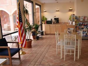 Budget Host Inn & Suites North Branch