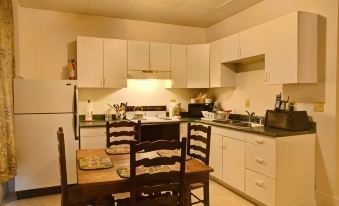 Suites on Main - Housity