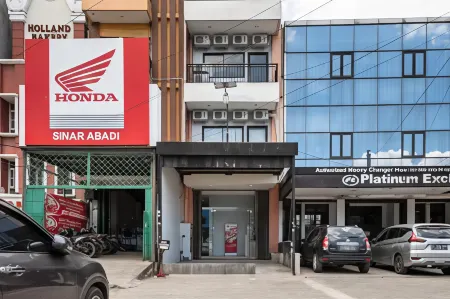 RedDoorz Near Tanjung Duren 2 Отели рядом с достопримечательностью «Toko Merah»