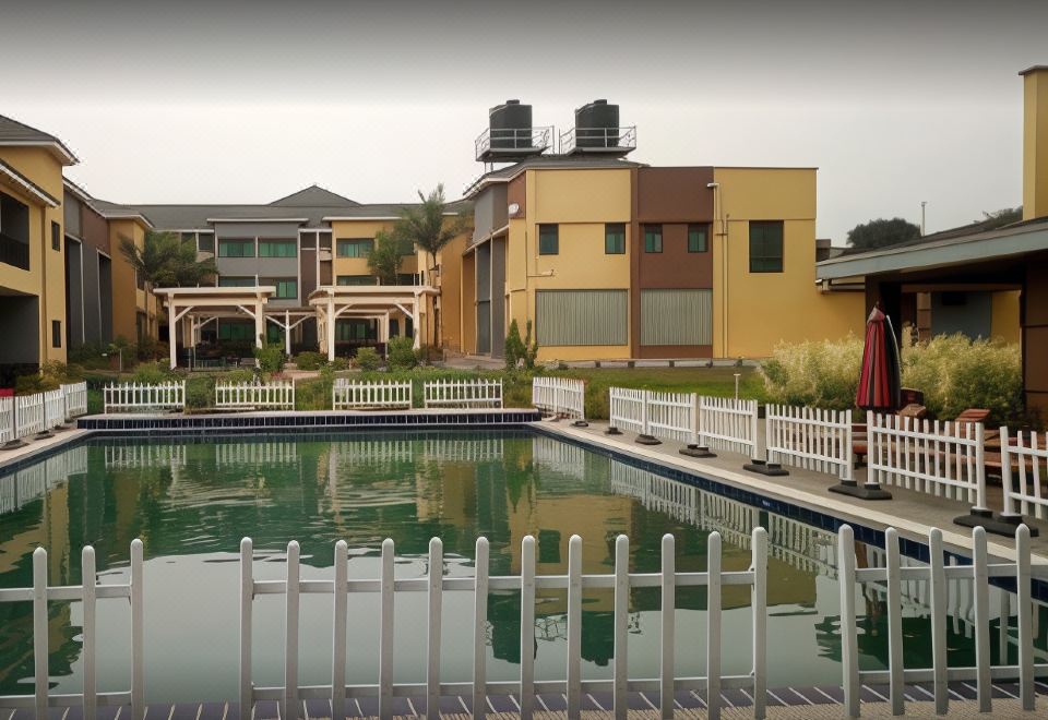 Courtyard International Hotel - Housity