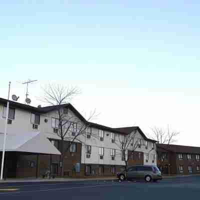 Econo Lodge Inn & Suites Hotel Exterior