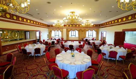 Manila Prince Hotel Отели рядом с достопримечательностью «Парк Манила Ошен»