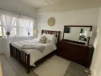 Uhost AI - Top-Floor Condo w Balcony & Pool