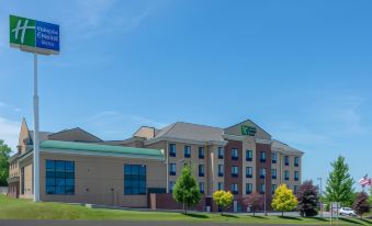 Holiday Inn Express & Suites North East (Erie I-90 Exit 41)