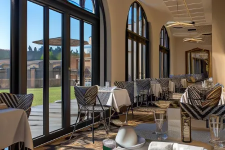 Hotel du Roi & Spa by Sowell Collection