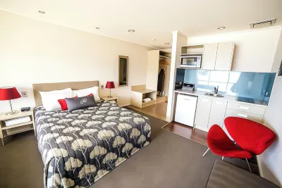 Te Anau Lakeview Holiday Park & Motels Отели рядом с достопримечательностью «Лейк Генри Вьюинг Дек»