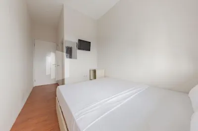 158 Guest House Mitra RedDoorz Hotels near Terminal Leuwipanjang Bandung