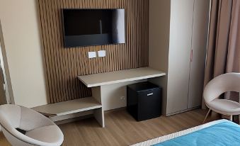 2. Th Luxur..