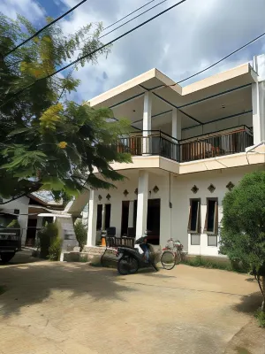 Four-G Homestay & Komodo Tour Hotels in Batu Cermin