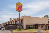 Super 8 by Wyndham Barstow Hotel dekat Calico Ghost Town