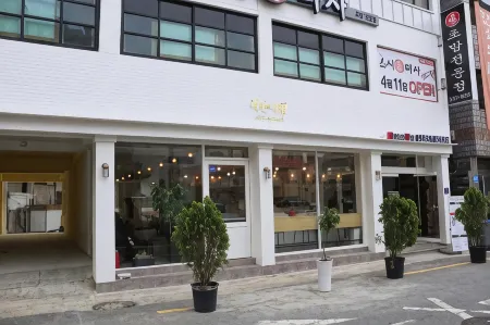 Lighthouse Guesthouse Отели рядом с достопримечательностью «Mokpo Gatbawi Rock»