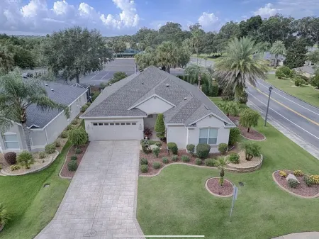 Designer 3 bedroom high-end home with walking distance to Lake Sumter Landing