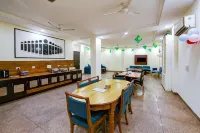 Hotel Emerald Suites At Airport