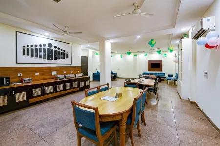 Hotel Emerald Suites At Airport Отели рядом с достопримечательностью «Tomb of Azim Khan»