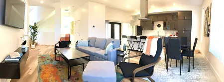 Modern Centrally Located Clean Condo Close to Downtown!