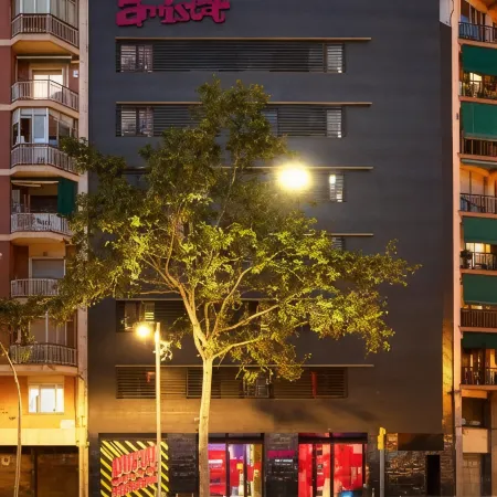 Amistat City Hostel Barcelona Отели рядом с достопримечательностью «Ноу-Баррис»