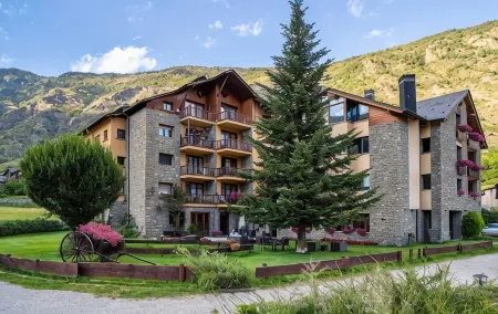 Roca Blanca Отели в г. Сорт