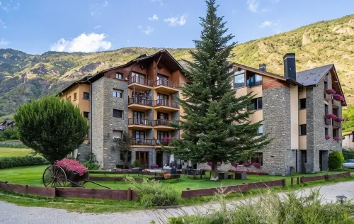 Roca Blanca Hotels in Esterri d'aneu