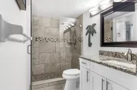 Upscale condo steps from gorgeous Vanderbilt beach 임페리얼 스퀘어 쇼핑센터 주변 호텔