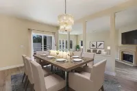 Private luxury retreat home. Located Near Shopping & the Beach