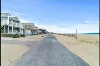 Beautiful condo steps away from the beach in Manasquan 피셔맨스 코브 보호관리지구 주변 호텔