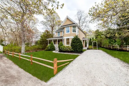 The Quintessential MV Home. Now Booking for 2026! Отели рядом с достопримечательностью «ЙМКА Мартас-Винъярд»