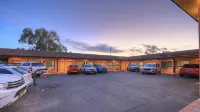 Cousins Motor Inn - parking