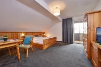 Hotel Alter Wirth Hotel dekat Gourmet-Wanderung am Starnberger See