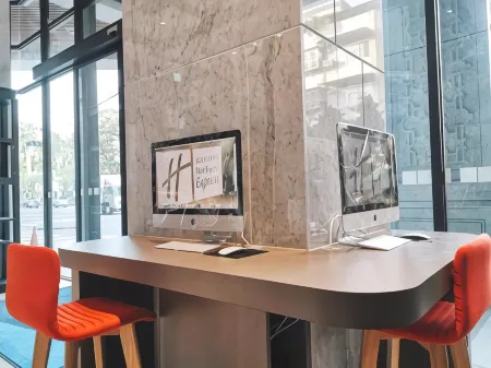 Holiday Inn Express Kaohsiung Love River Отели рядом с достопримечательностью «Qijin Shell Museum»