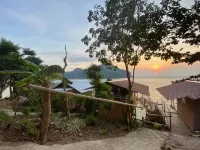 Phi Phi Seaside Bungalow Отели в г. 