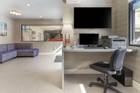 Best Western Red Coach Inn Отели рядом с достопримечательностью «Mohandas K. Gandhi (Gandhi Statue)»