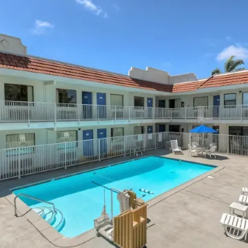 Motel 6 Carlsbad, CA - Near Legoland Отели рядом с достопримечательностью «Флауэр Филдс»